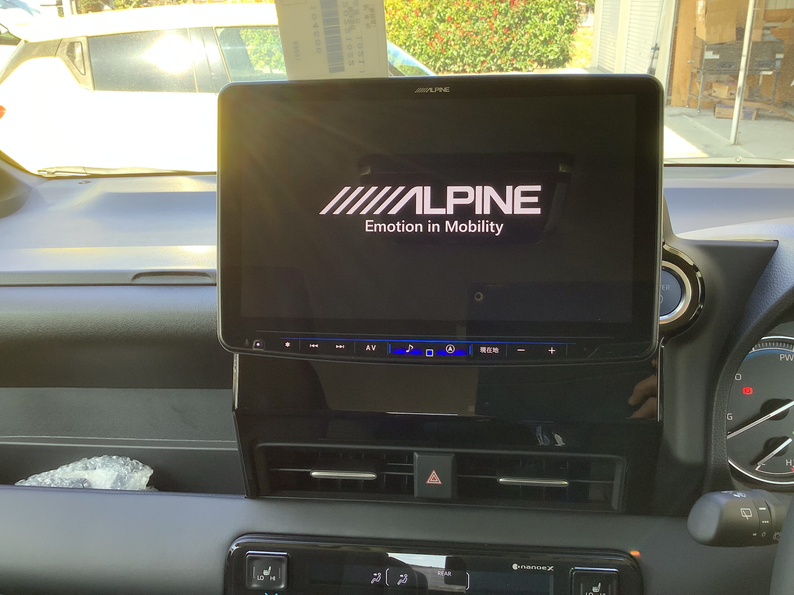 アルパイン12.8型フリップダウンモニター RXH12X-L-B(展開時)