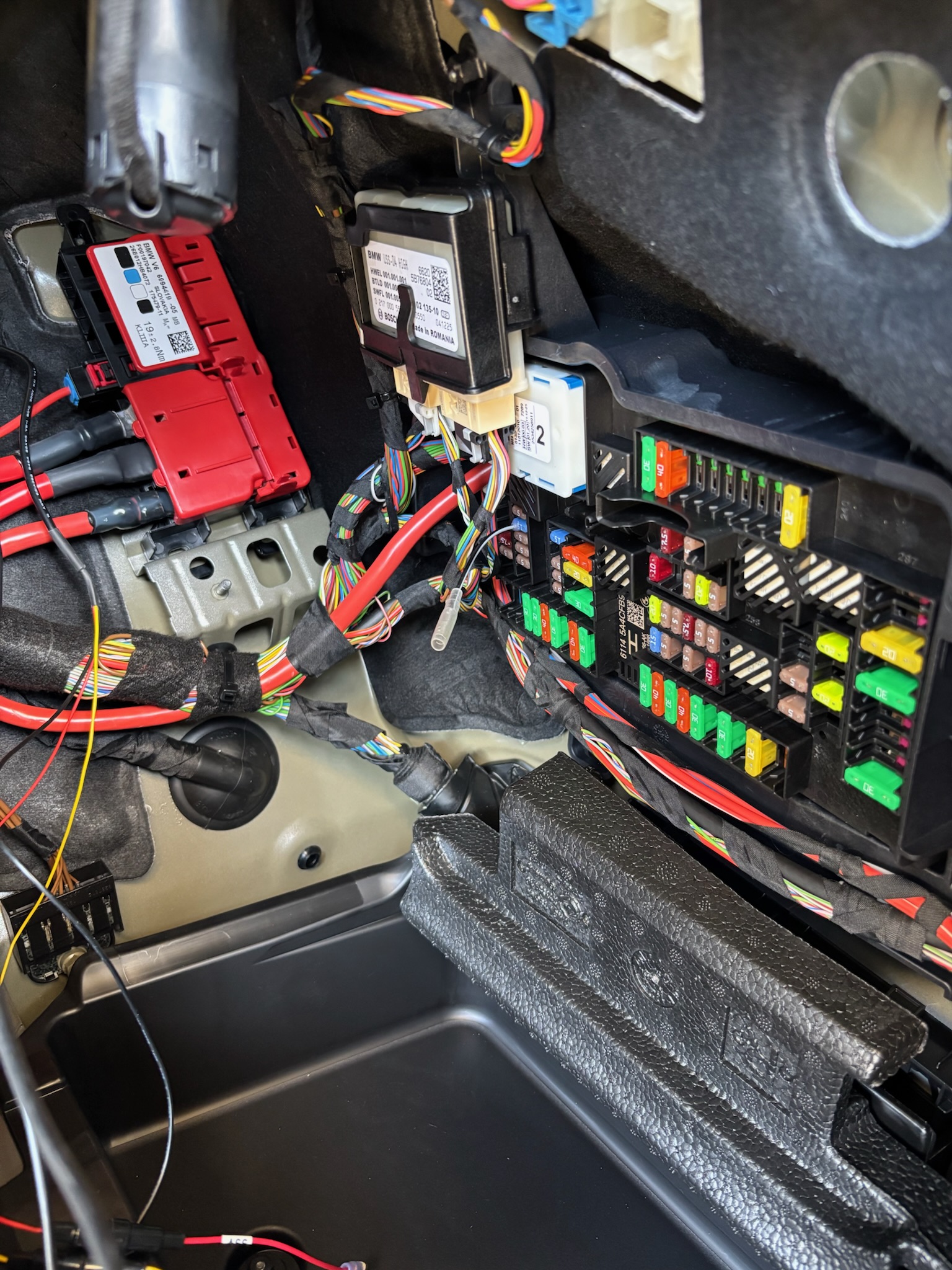 BMW 3シリーズ トランク右側のヒューズBOXからの電源取り出し