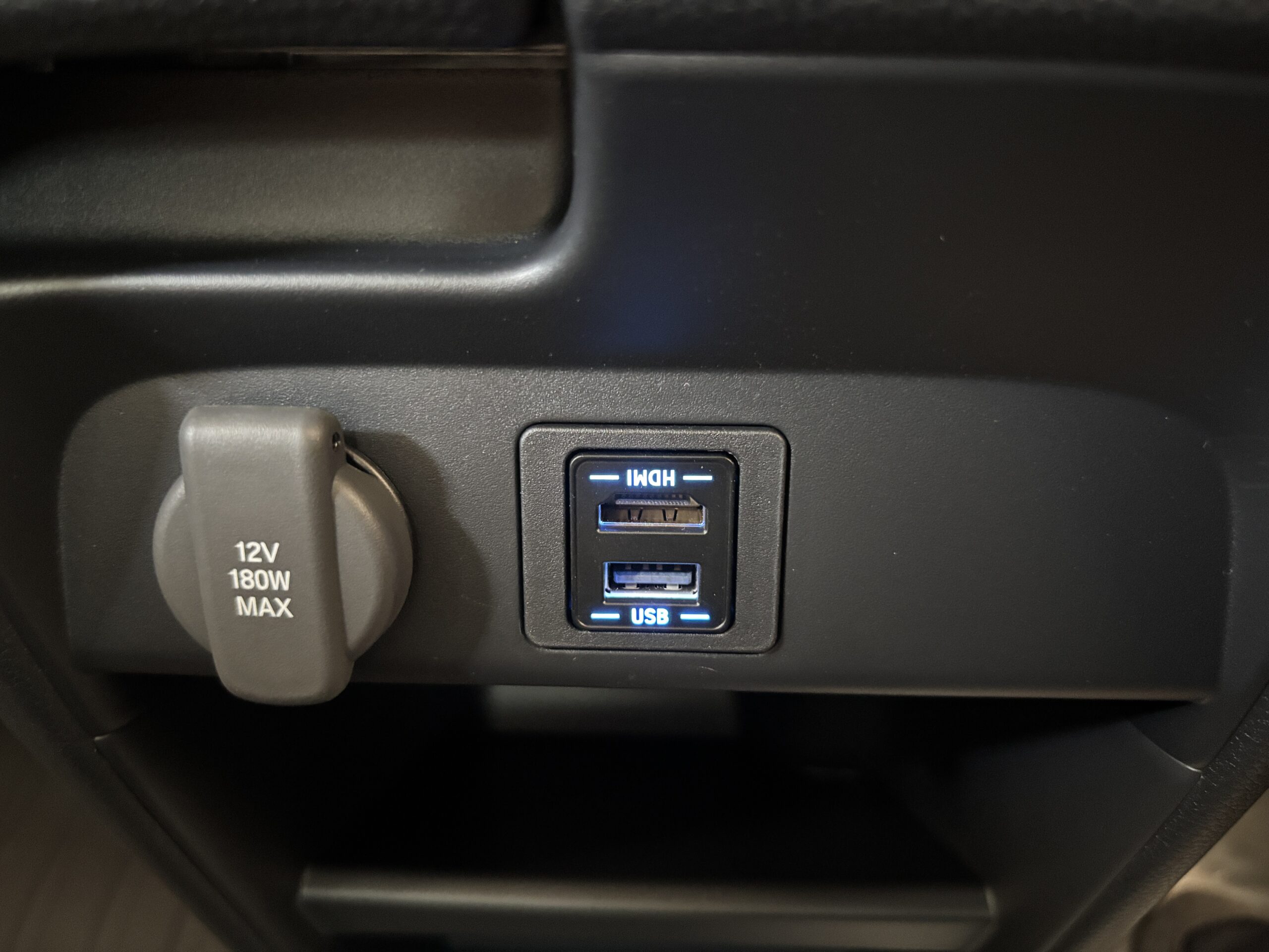 GT系フリード ビルトインUSB/HDMI接続ユニット取付