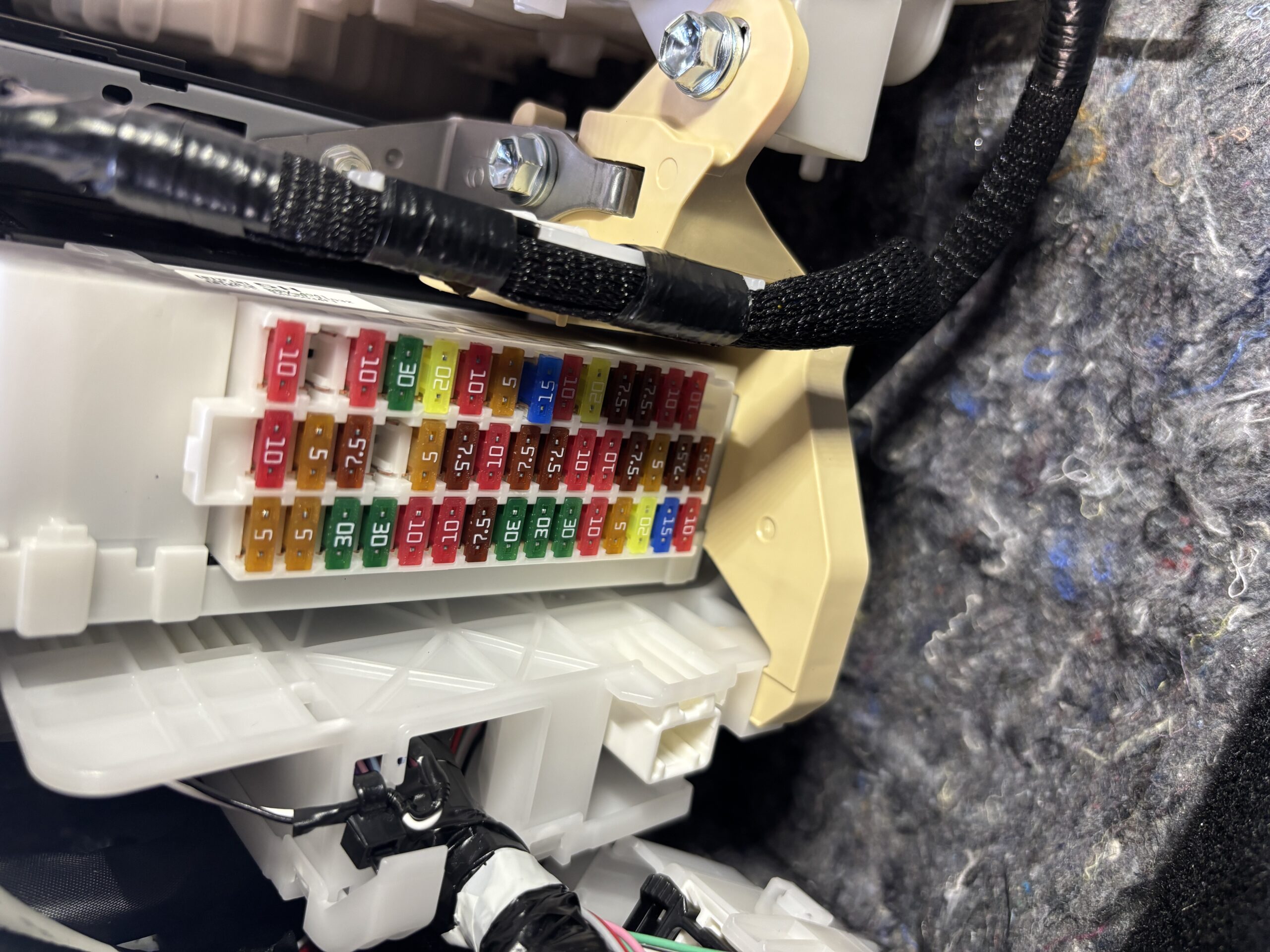 ヒューズボックスからの電源取り出し