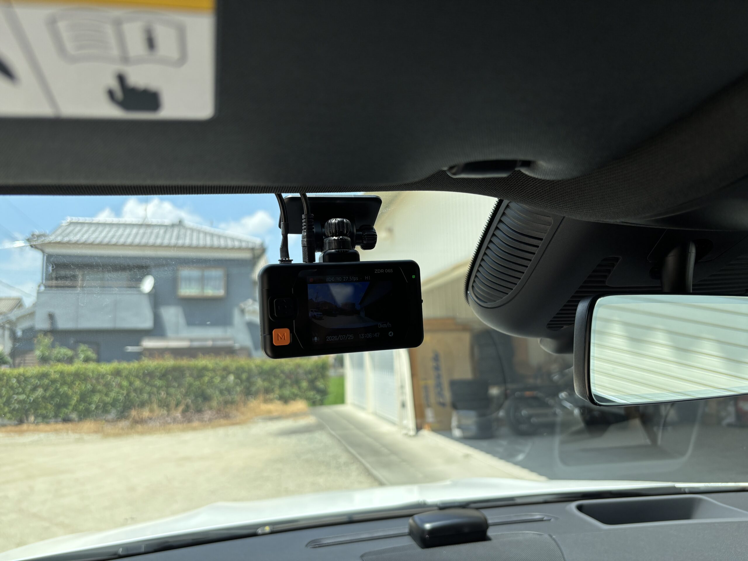 ルームミラー裏に設置したZDR065フロントカメラと動作確認画面