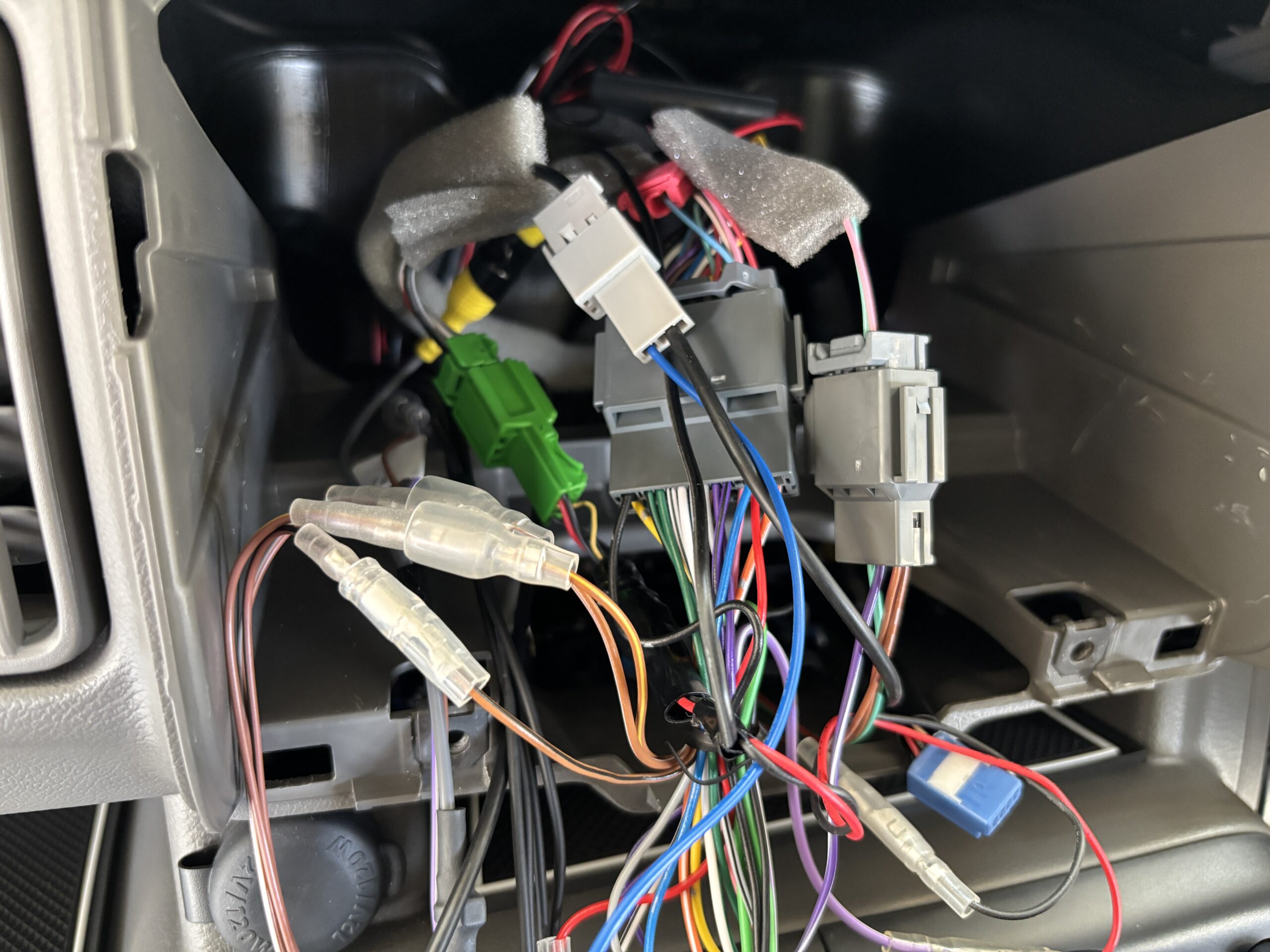 エブリイ DA17V 社外ナビ用変換ハーネスの結線作業