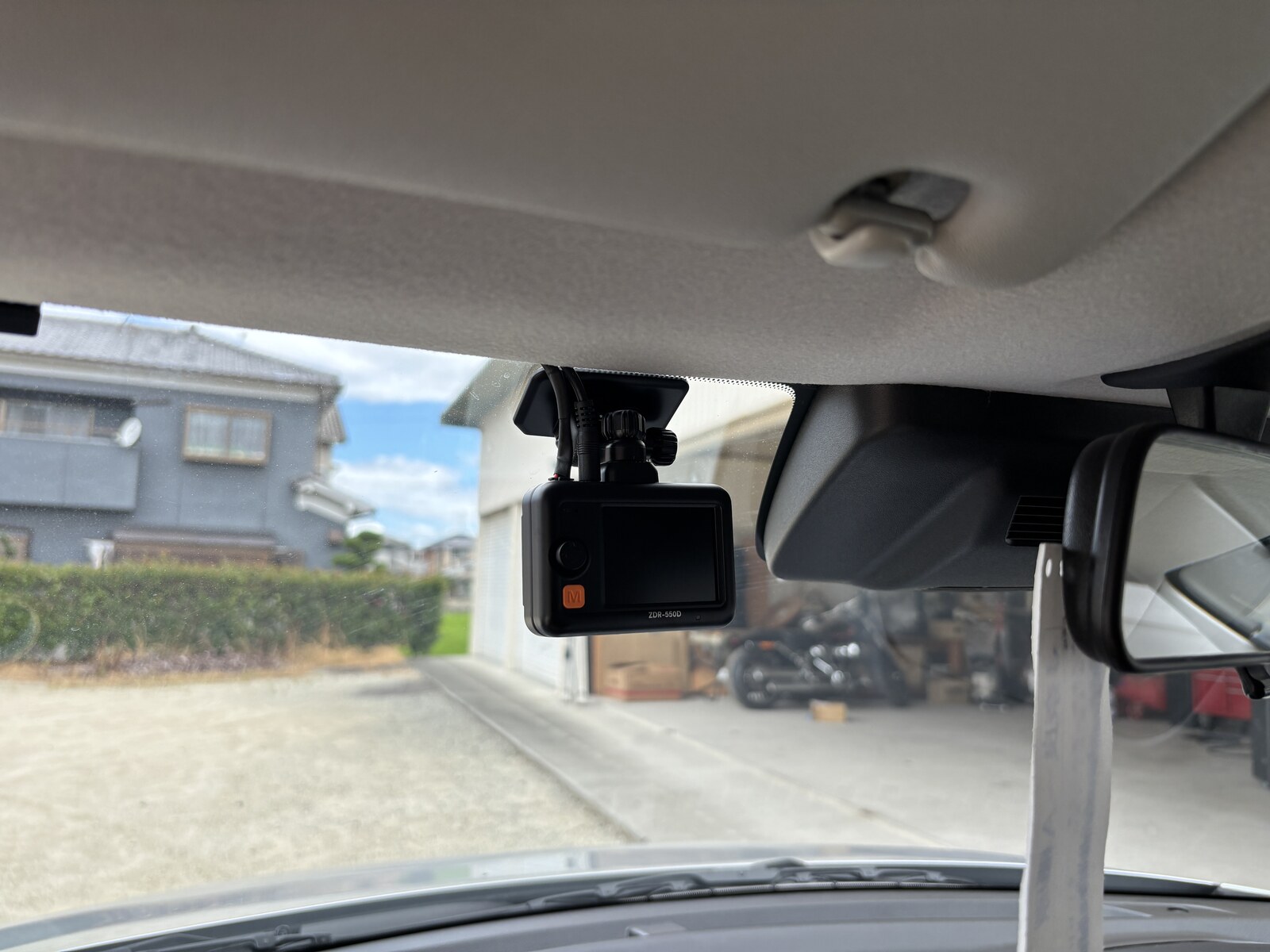 新型スイフト コムテックZDR-550D フロントカメラ本体をフロントガラス上部に設置