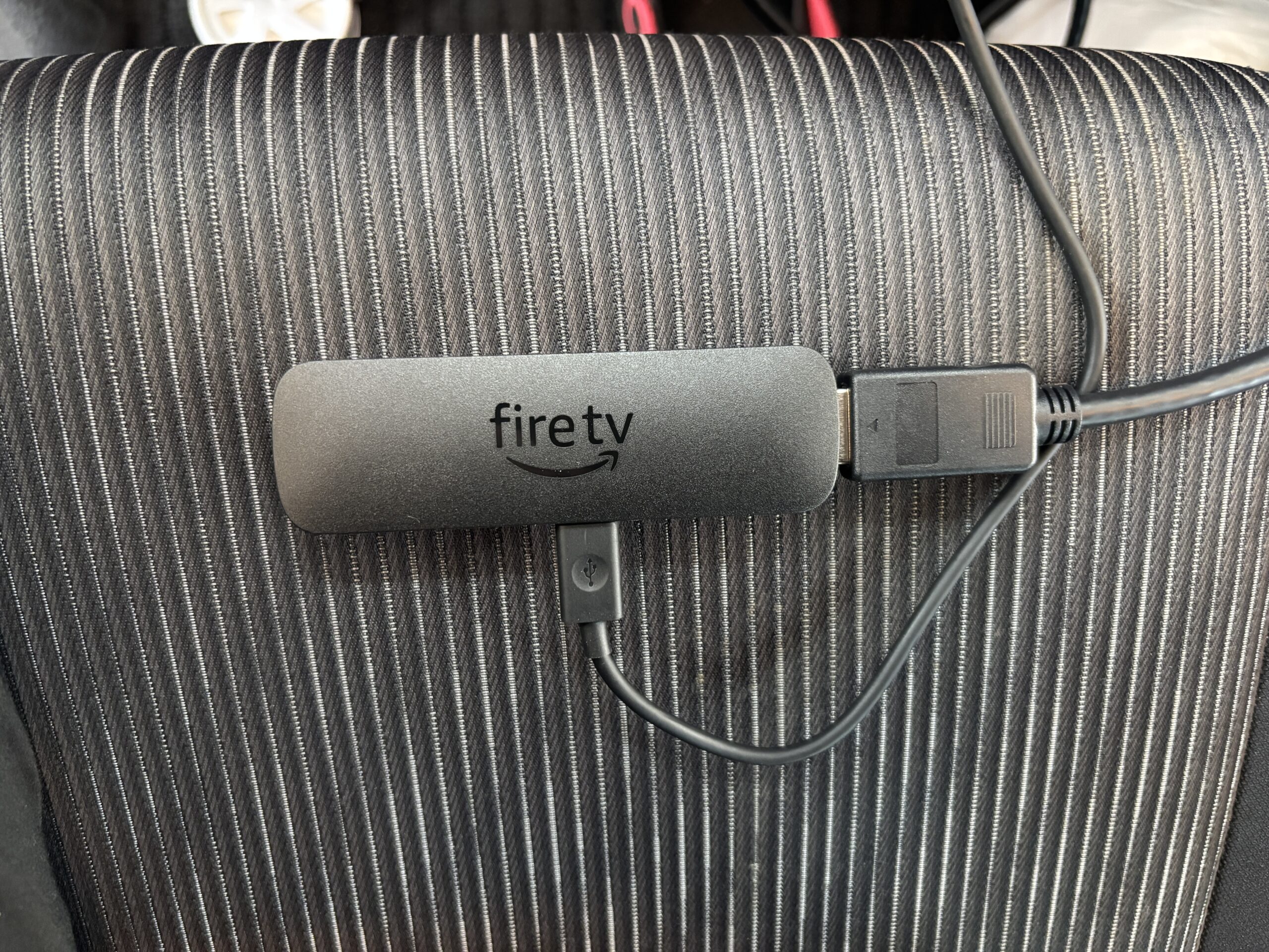 Amazon Fire TV Stick 4K PLUS 本体にHDC13と給電ケーブルを接続