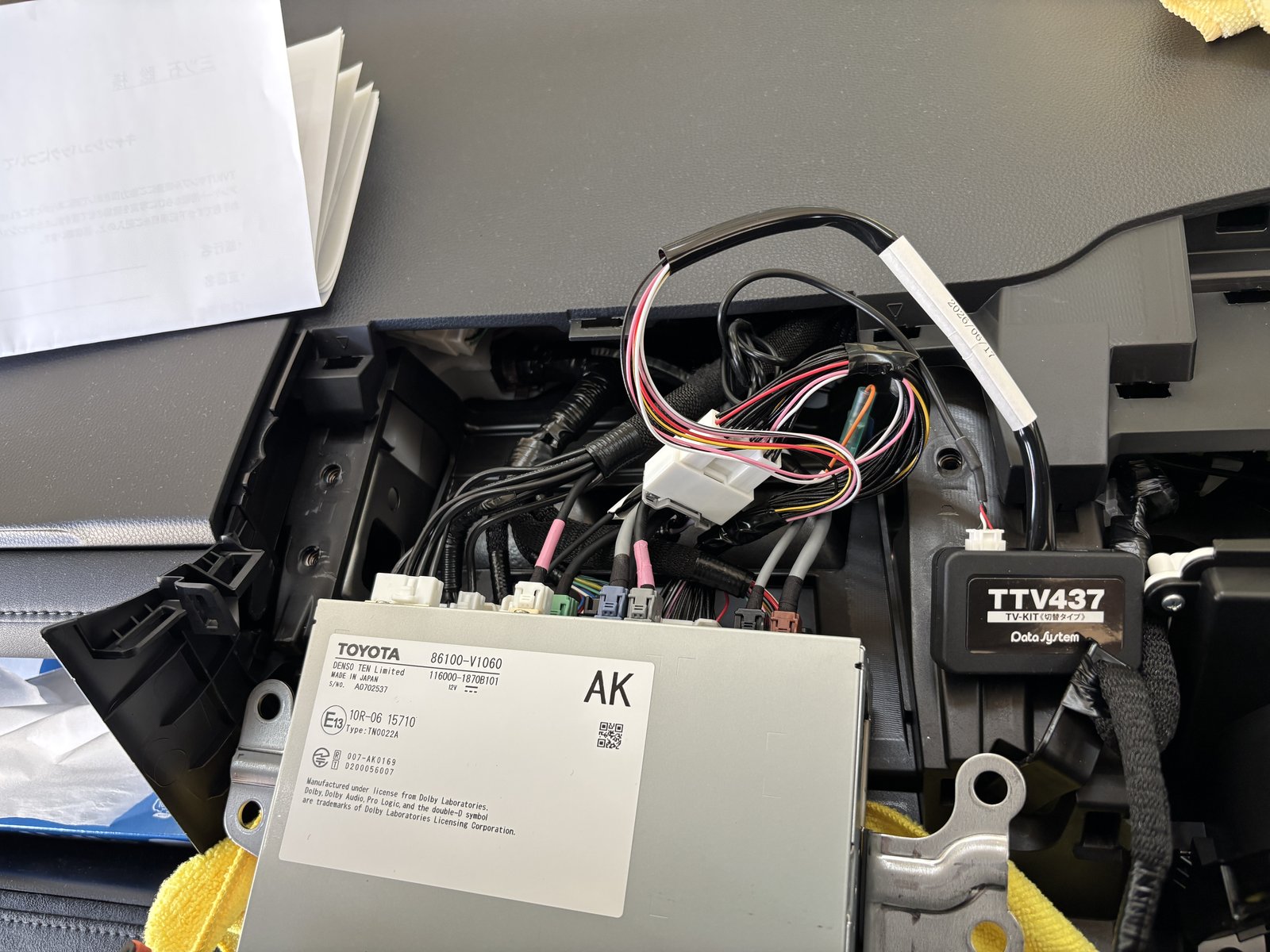 90系ヴォクシー ディスプレイオーディオ裏の純正カプラーにTTV437を割り込み接続