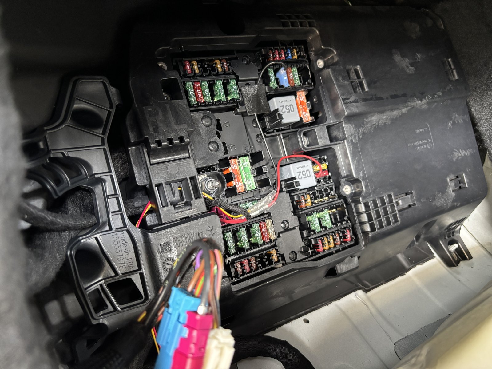 ベンツAクラス W177 助手席足元のヒューズボックスから電源取り出し