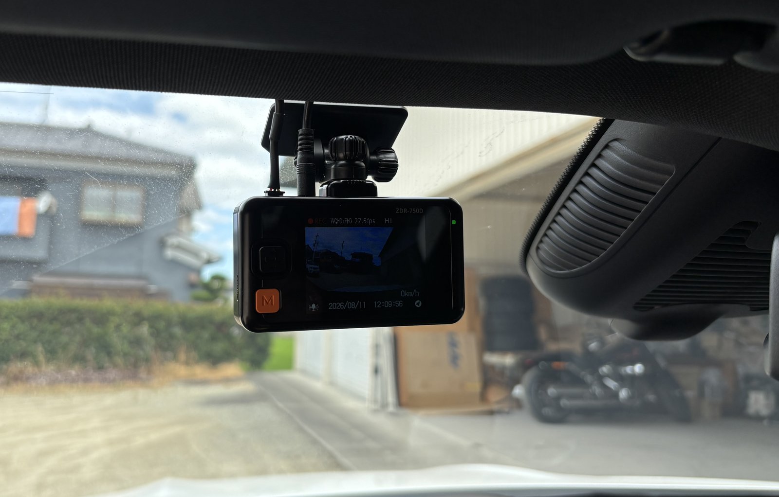 ZDR-750D 本体をルームミラー裏に設置して動作確認