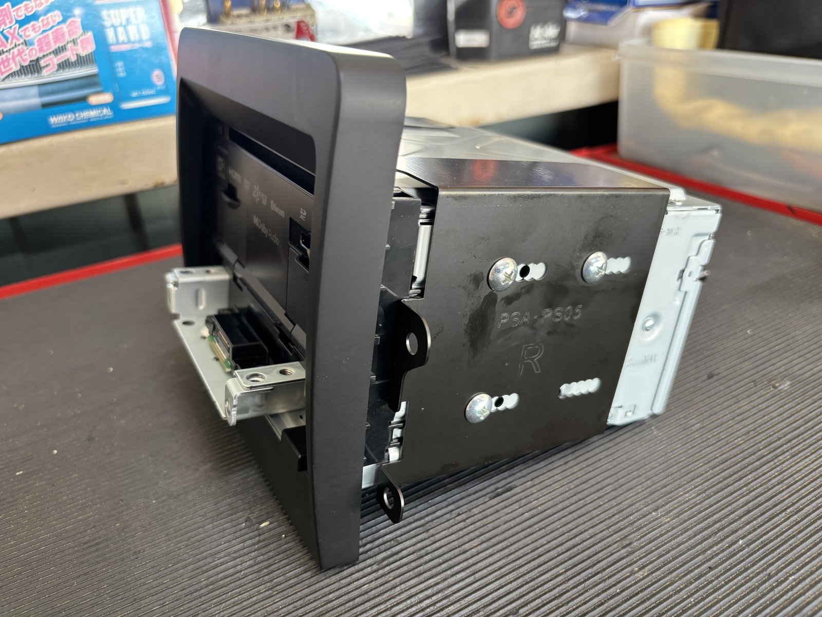 ケンウッド MDV-M912F にAVC2D991SD2の取付金具とパネルを組み付けた状態