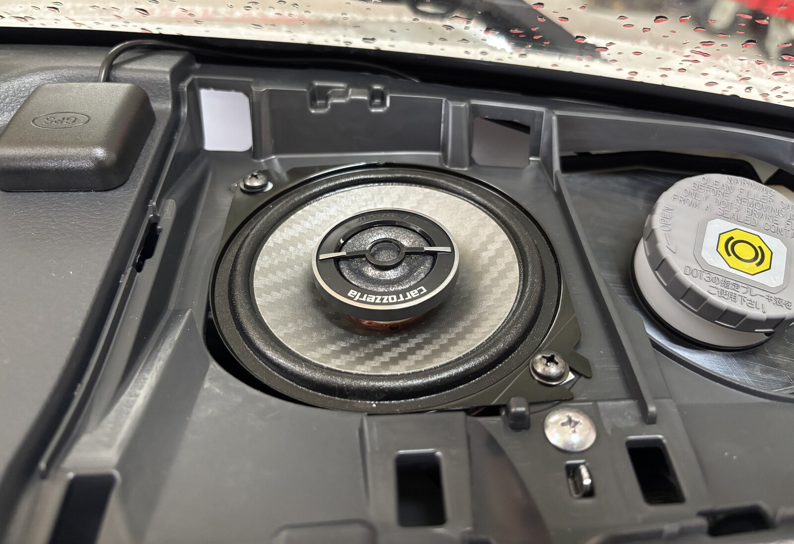キャリイ DA16T のダッシュボード上に新規増設したTS-F1050スピーカー