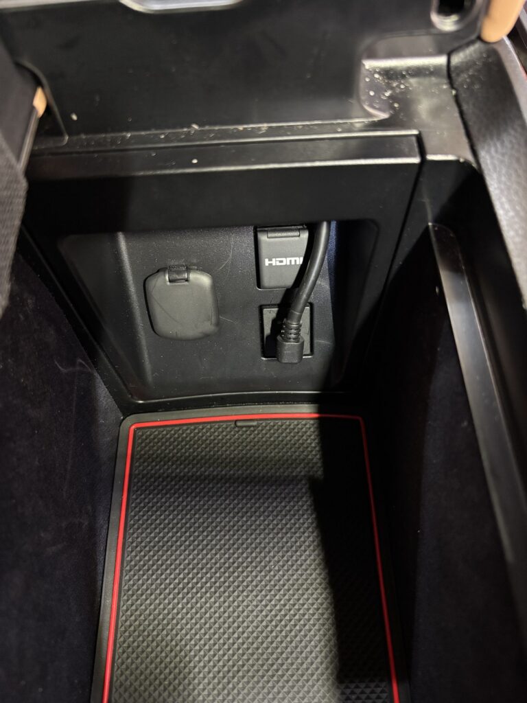 クラウンスポーツ センターコンソール内のUSB Type-C端子に接続