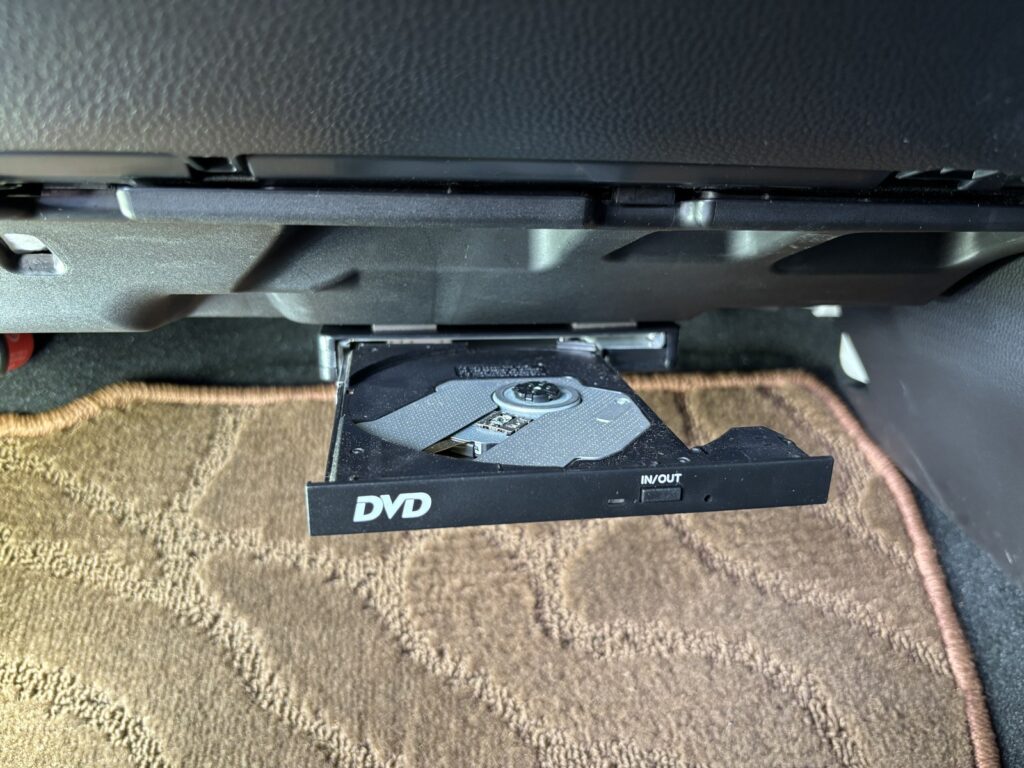 クラウンスポーツ DVDドライブのトレイを開けた状態