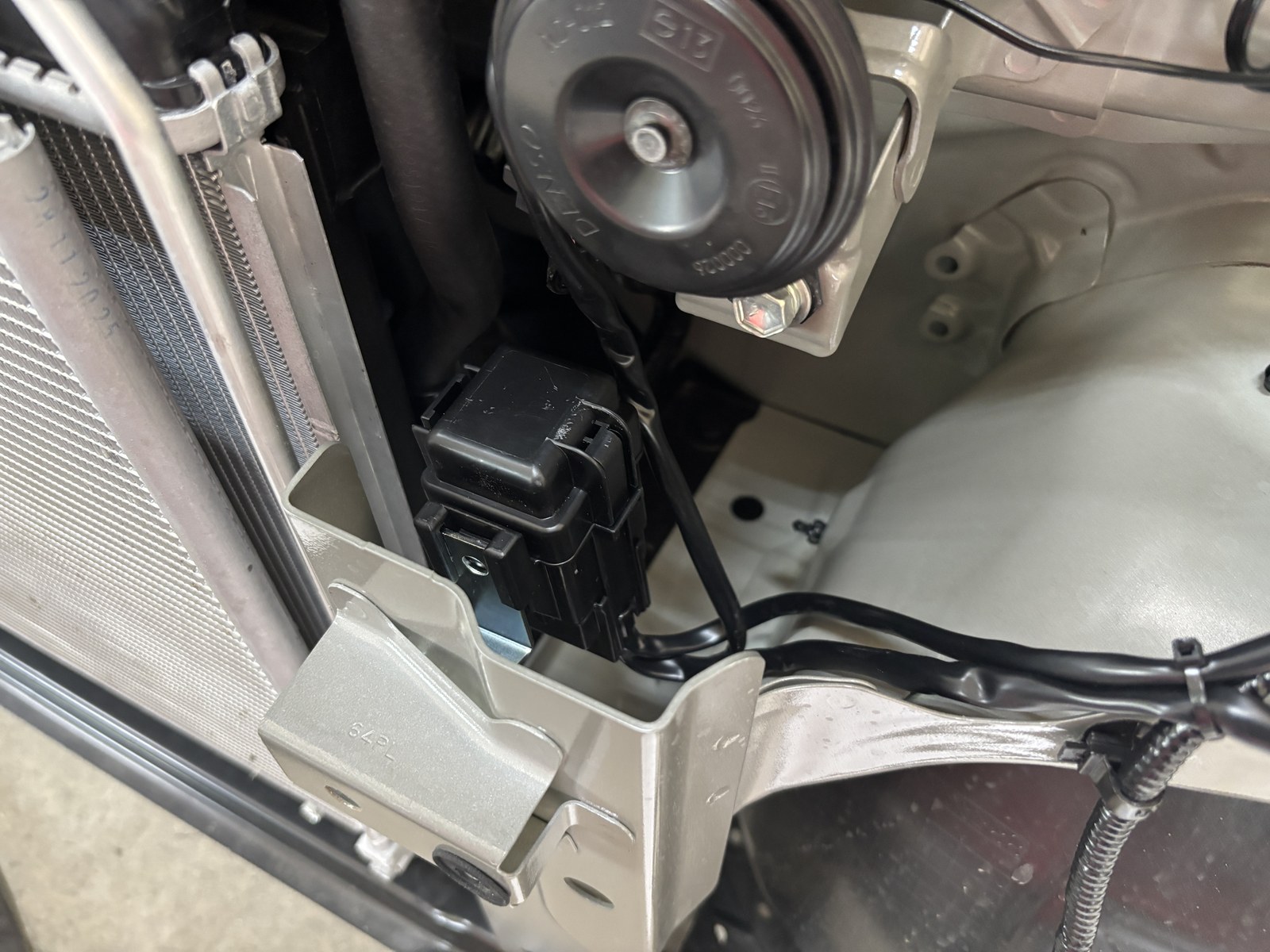 エンジンルーム内に固定したフォグランプ用リレーとハーネス