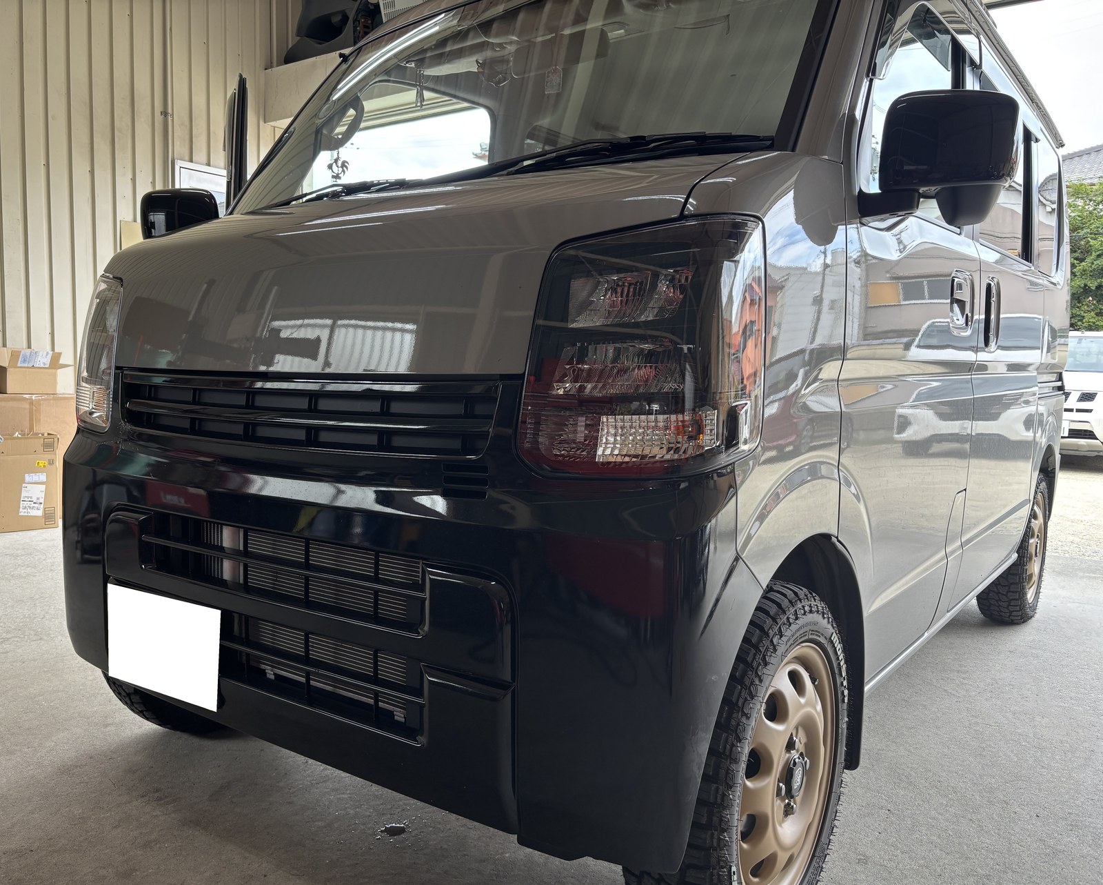 作業前のエブリイワゴン DA17W フロントバンパー(フォグランプ非装着・開口部なし)