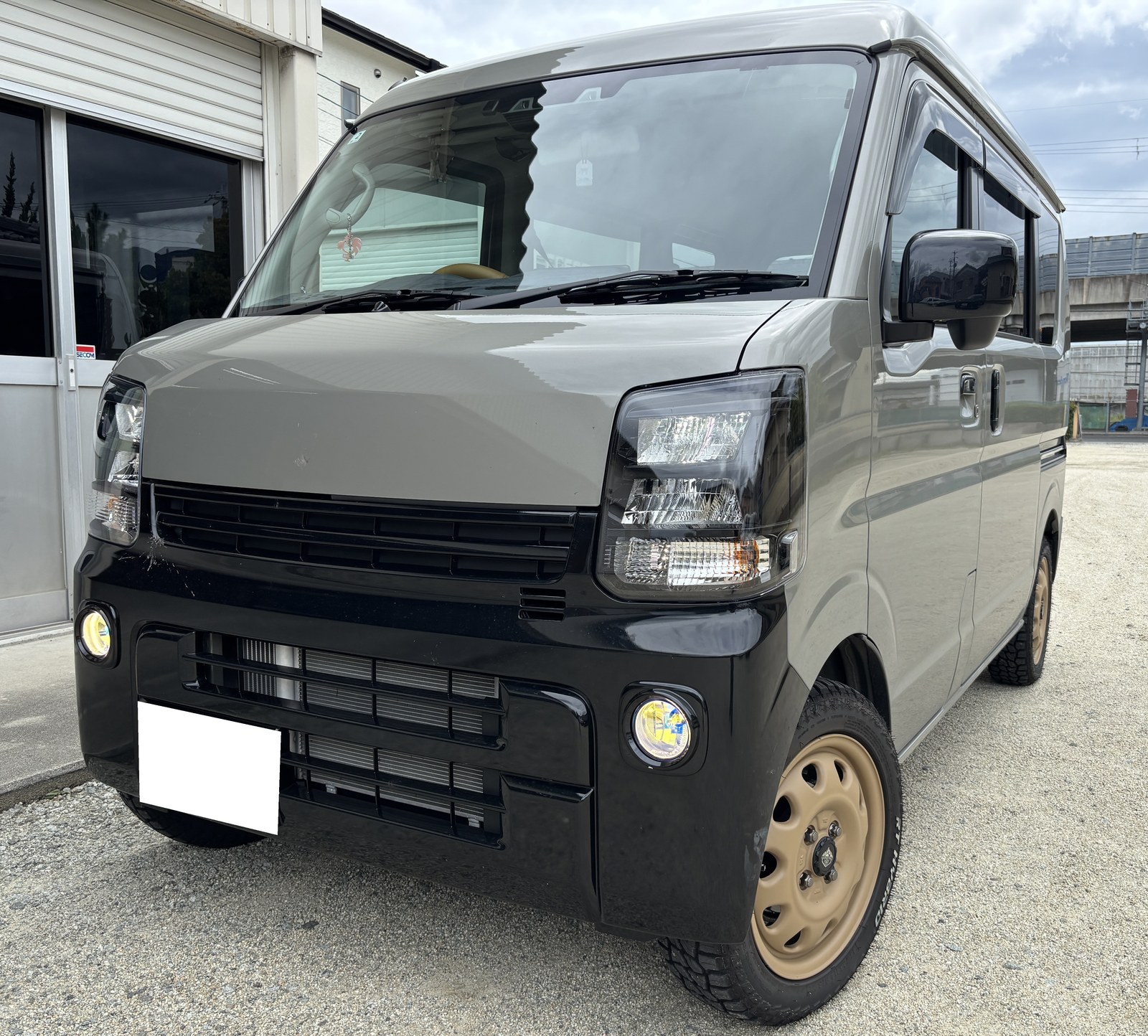 エブリイワゴン DA17W にスズキ純正イエローフォグランプを取り付けた完成外観