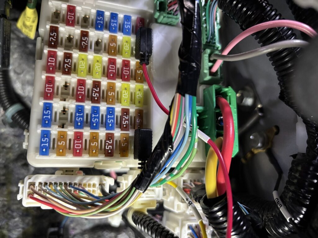 N-BOXカスタム ヒューズボックスからの電源取り出し