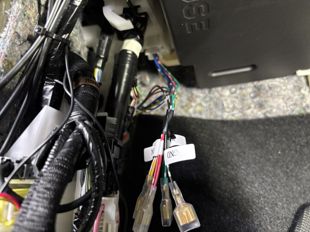 90系ヴォクシー オプションカプラーからZDR-750Dの電源を取得